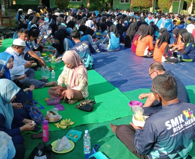 KEGIATAN MAKAN SEHAT BERSAMA SMK NEGERI 1 BADAU