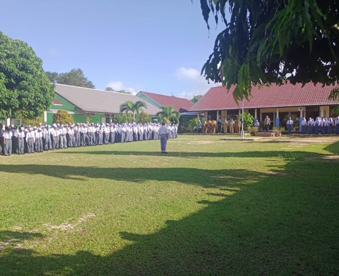 Kapolsek Badau, IPTU DEDY IRMAWAN, S.I.Kom., S.H. Menjadi Pembina Upacara di SMK Negeri 1 Badau Kapolsek Badau, IPTU DEDY IRMAWAN, S.I.Kom., S.H. Menjadi Pembina Upacara di SMK Negeri 1 Badau