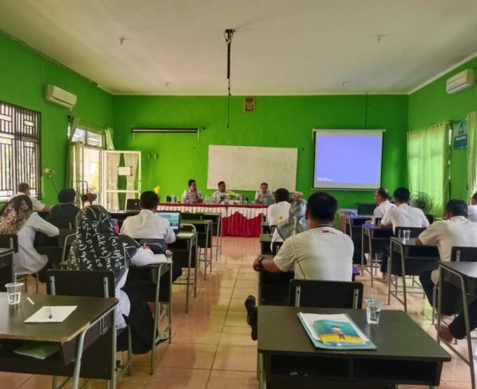 Kunjungan Bapak Ediyono, S.Pd, MA , Bapak Gama Santosa, S.Pd., M.Pd. Bapak Garmawandi, S.Pd. MBA dan Bapak Sustra Indaini, S.Pd. ke SMK Negeri 1 Badau untuk Persiapan Akreditasi