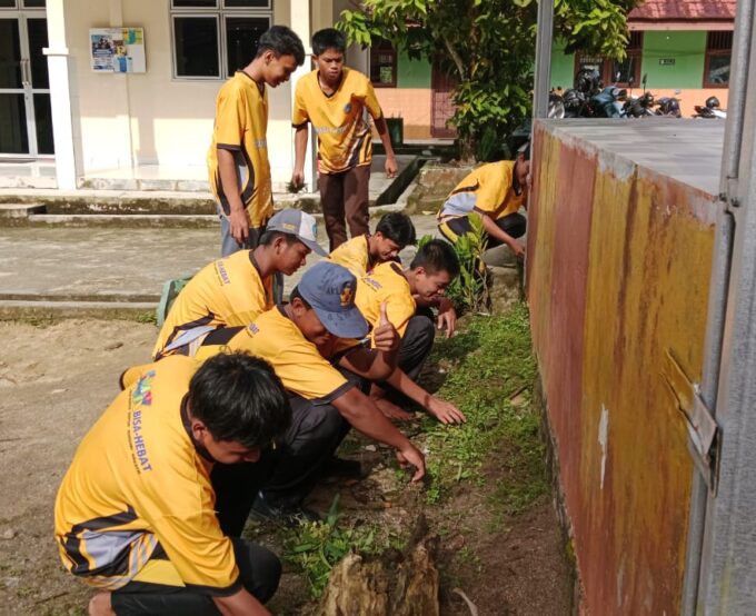 Siswa SMKN 1 Badau Laksanakan Kegiatan Jumat Kerja Bakti pada 14 November 2025