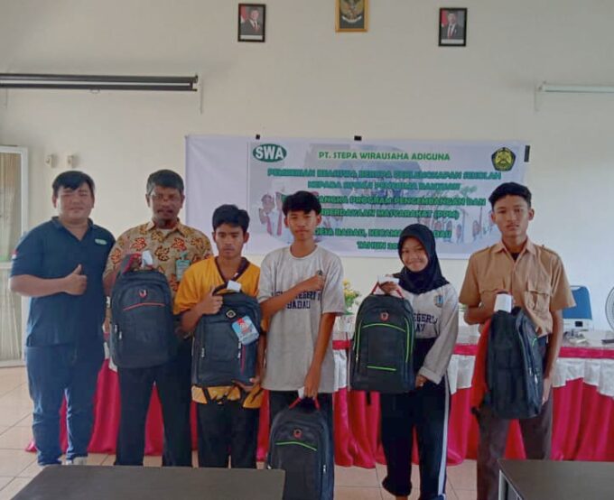 SMKN 1 Badau Terima Bantuan Beasiswa ATK dari PT SWA